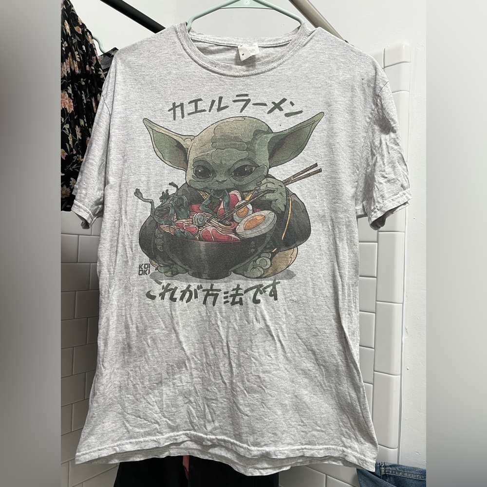 Gray Graphic T-Shirt with baby Grogu Eating frog Ramen
